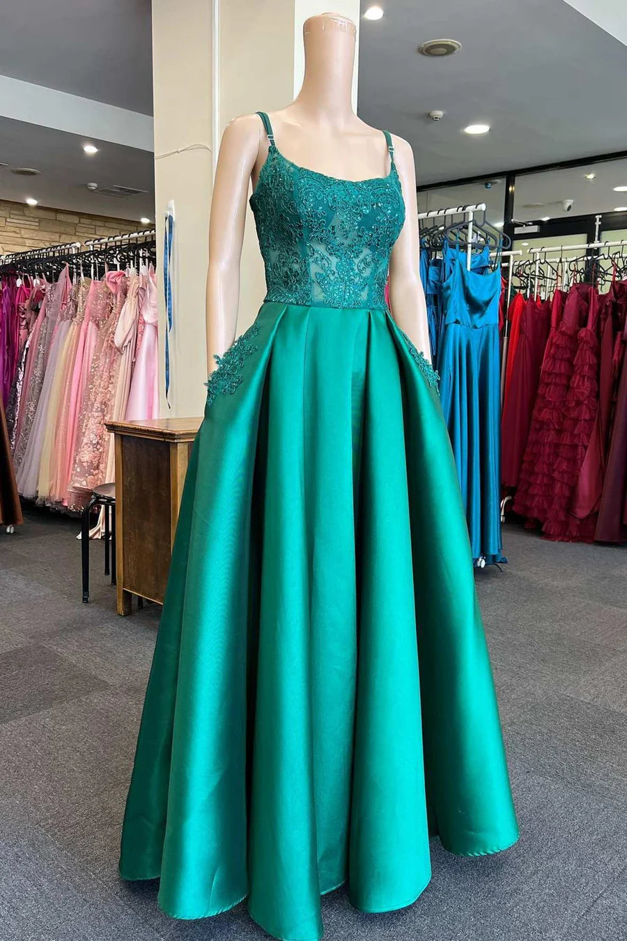 Vestido de fiesta de corte A con escote redondo y bolsillos